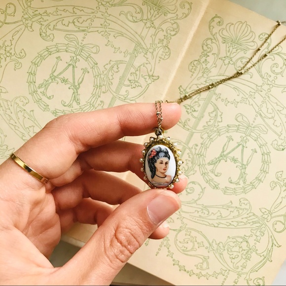 Vintage Jewelry - Vintage cameo pendant